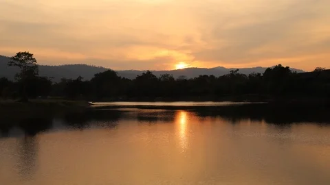 Timelapse of sunset at evening time with the mountain and lake view Video stock 126205114