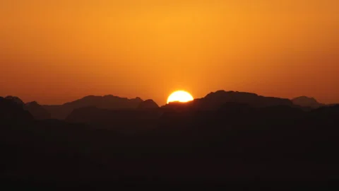 Timelapse of sunset in layered sandstone mountains in Wadi Rum desert, Jordan Stock Footage 321302498