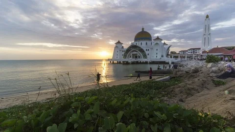 Timelapse of Sunset at Malacca Straits Mosque Upward Motion Stockbeeldmateriaal 88798671