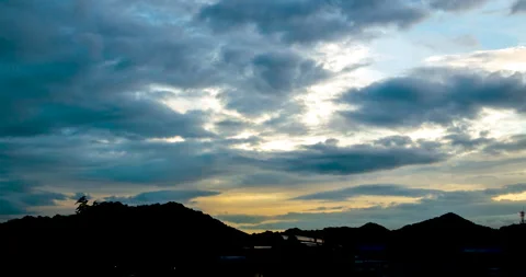 Timelapse Sunset mountain range beautiful landscape mist, dusk golden Stockbeeldmateriaal 274469532