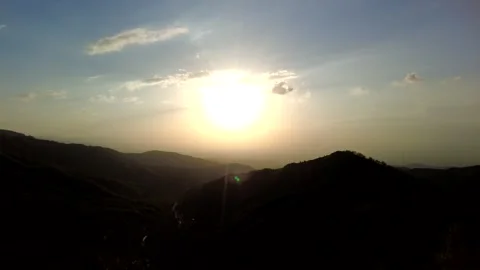 Timelapse of sunset from mountain ridge with gold and orange sky Video stock 308845136