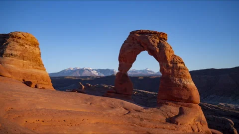 Timelapse of the sunset over Delicate Arch in Arches National Park, Utah Vídeos de archivo 303403088