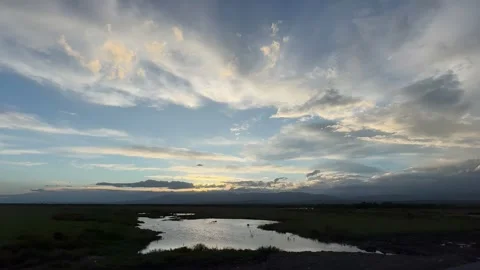 Timelapse of Sunset Over High-Altitude Lake in Tibetan Plateau, Tibet, China Vídeo Stock 336759042