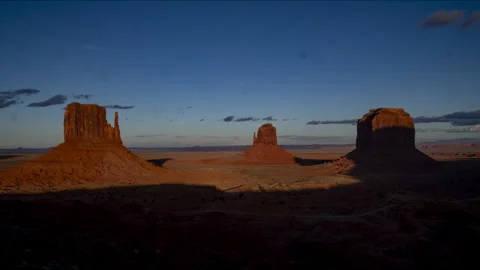 Timelapse of sunset over the iconic rock formations of Monument Valley, Arizona Vídeos de archivo 303404581