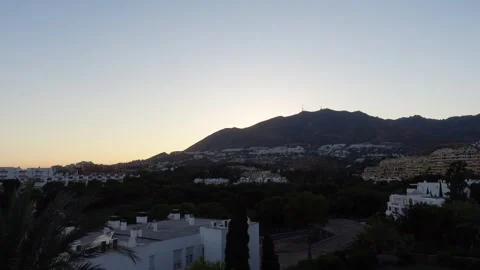 Timelapse of sunset over a mountain with residential buildings Vídeos de archivo 342494528