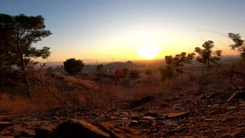 Timelapse Sunset over mountains and landscape with pine trees and vegetation Vídeos de archivo 142936657