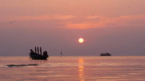 Timelapse of sunset over the sea with moving boats in the foreground Stock-Footage 146625352