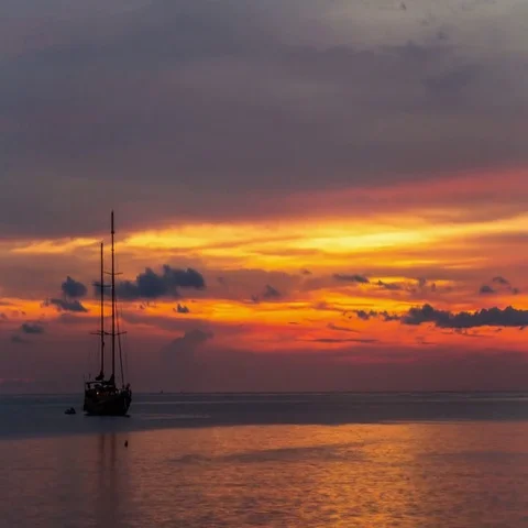 Timelapse of sunset over sea on tropical beach with yacht at Phuket, Thailand. 스톡 동영상 69551253