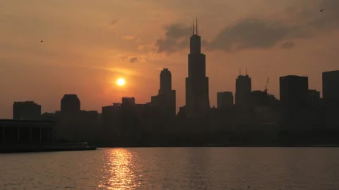 Timelapse of sunset over Willis Tower in Chicago Video stock 139780231