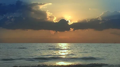 Timelapse Sunset on the sea with cloud wings Stockbeeldmateriaal 7977510