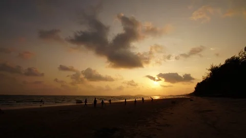 Timelapse sunset video at the beach Many people play water and play football Vídeos de archivo 88330678