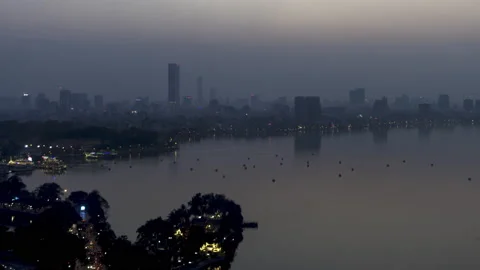 Timelapse sunset view from rooftop bar in Hanoi, Vietnam 스톡 동영상 230012124