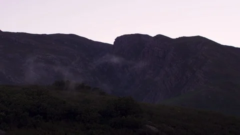 Timelapse table mountain lions head sunset clouds, slow pan rolling clouds mist. Stock-Footage 94941665
