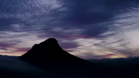 Timelapse table mountain lions head sunset clouds, slow pan rolling clouds mist. Stock Footage 94960962