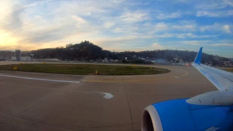 Timelapse take-off aircraft from the window Video stock 129667798