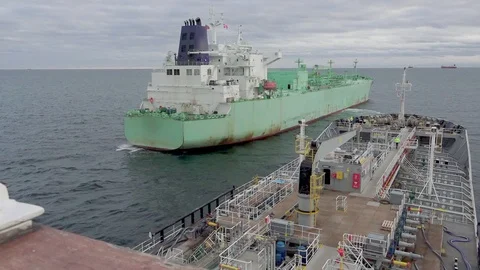 Timelapse tanker sails to ship for bunkering under grey sky Stock Footage 121117111