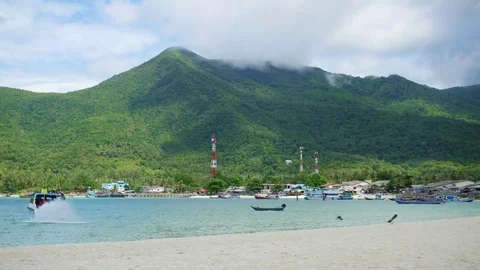 TimeLapse. Thick clouds descended to the top of the mountain Video stock 75239116