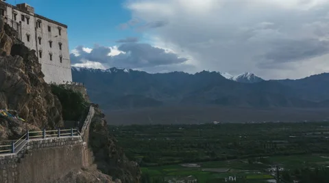 Timelapse of Thiksey monastery with mountains in the background Video stock 54633603