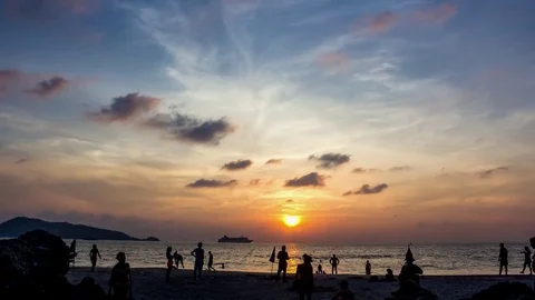 Timelapse (time lapse, time-lapse) of unrecognizable people on the beach du.. 動画素材 73355471