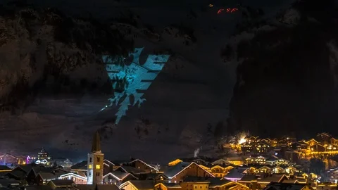 Timelapse of a torchlight descent on the slopes Vidéo 93702436