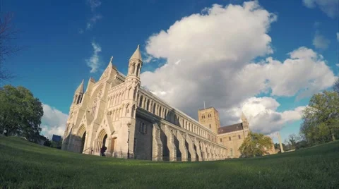 Timelapse of tourists and clouds passing the St Albans Cathedral 스톡 동영상 65527836