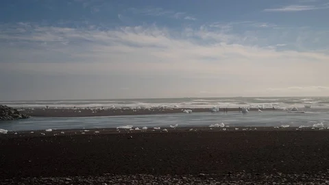 Timelapse of tourists walking between icebergs on Black Diamond Beach Video stock 91365896
