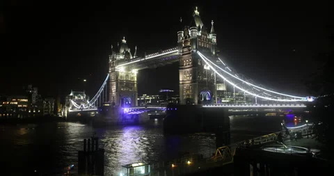 Timelapse of tower bridge at night with white light in london Stock Footage 151866941