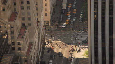 Timelapse of traffic at bust intersection in Manhattan, New York Vídeo Stock 31187545
