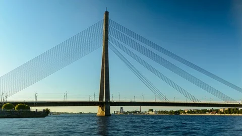 Timelapse of traffic on cable bridge in Riga with people canoeing nearby 스톡 동영상 91769859