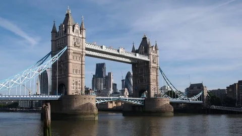 Timelapse of traffic crossing Tower Bridge in London Stock Footage 82125075
