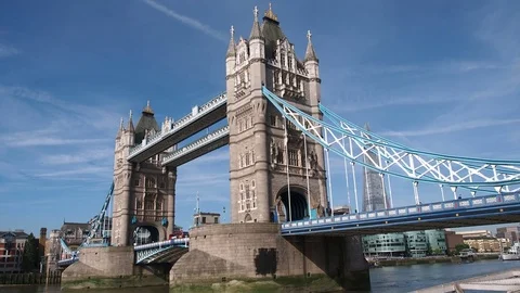 Timelapse of traffic crossing Tower Bridge in London Video stock 82125155