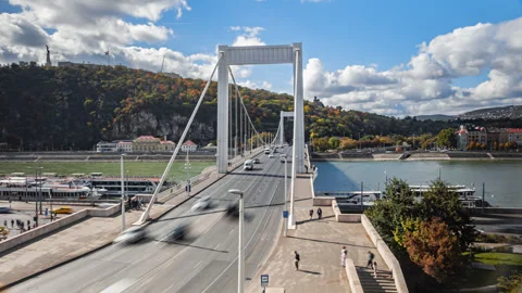 Timelapse traffic on Elisabeth Bridge, Budapest Vidéo 333699771