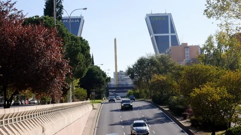 Timelapse of traffic with KIO towers or Gateway of Europe from Plaza de Castilla Stock Footage 118737799