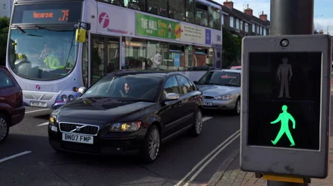 Timelapse of traffic light and vehicles on the road Video stock 54024598