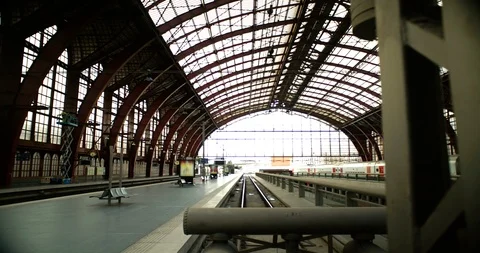 Timelapse of train arriving in station hall Stockbeeldmateriaal 105327209