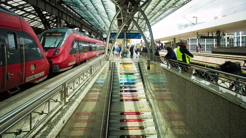 Timelapse of trains in a platform of Cologne Central station. Vidéo 79752439