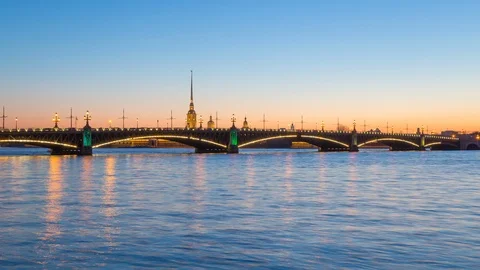 Timelapse of Trinity Bridge (Troitskiy Most) over the Neva river and Peter and 스톡 동영상 110683932
