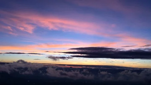 Timelapse Of twilight cloudy flow over the mountain before sunrise 스톡 동영상 90392779