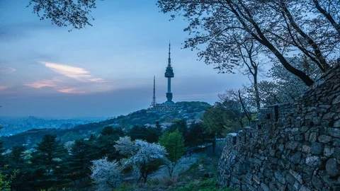 Timelapse Twilight Seoul Tower in Spring at south korea 스톡 동영상 106945693