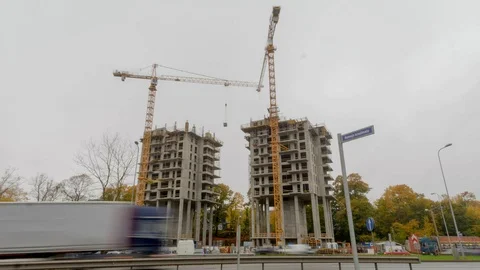 Timelapse of two skyscrapers being constructed by pillar crane in moody fog 스톡 동영상 89421586