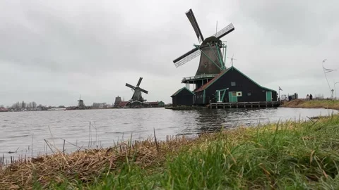 Timelapse of typical Dutch Windmills of Zaanse Schans spinning in the wind Video stock 168225513