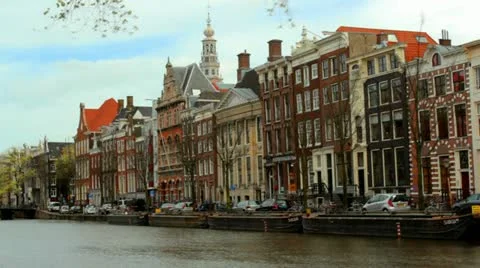 Timelapse - Typical house fronts at Canal / Gracht in Amsterdam, Netherlands Stockbeeldmateriaal 10896145