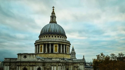 Timelapse of upper part of Saint Pauls Cathedral Video stock 83178645