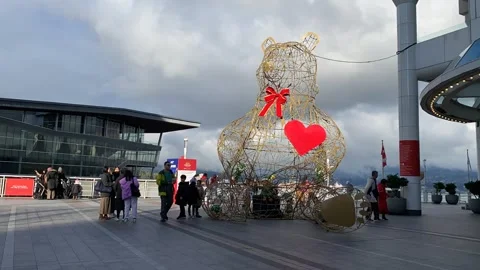 Timelapse Vancouver downtown large bear sculpture with tourists Stock Footage 319210253