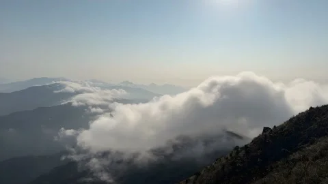 Timelapse of a Vast Sea of Clouds Flowing Over Sichuan Mountain Peaks at Sunrise Vídeo Stock 336647288