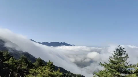 Timelapse of a Vast Sea of Clouds Over Majestic Mount Emei, Sichuan, China Vídeos de archivo 336647202