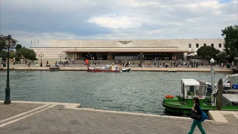 A timelapse of the Venice train station at mid morning Video stock 90061284