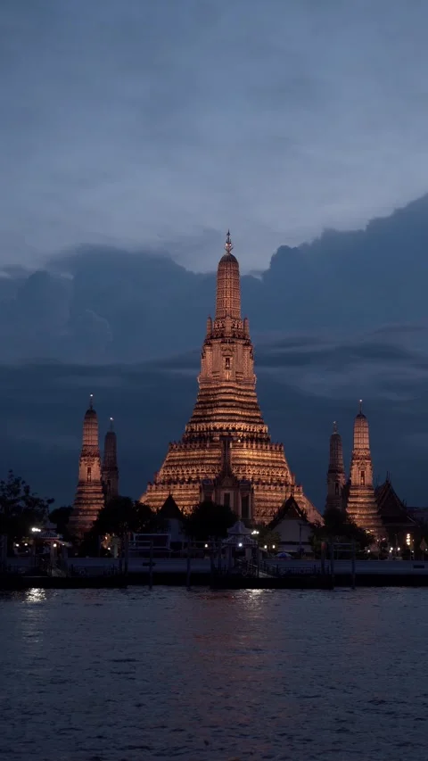 Timelapse, vertical video. Wat Arun Temple . Video stock 279527680