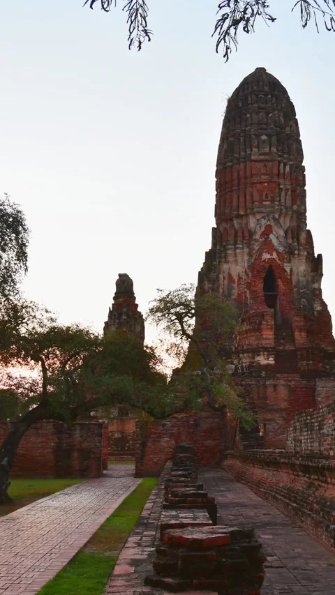 Timelapse vertical view Wat Phra Ram ancient ruins in Ayutthaya Historical .. Vídeos de archivo 334210989