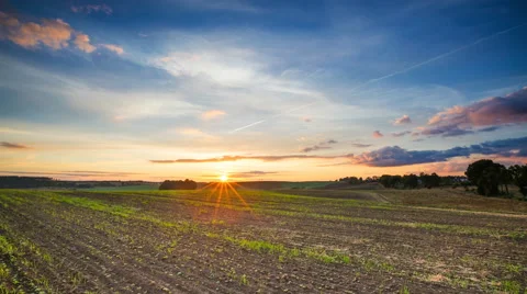 Timelapse of vibrant sunset over field. 4k timelapse 库存影片 58895124